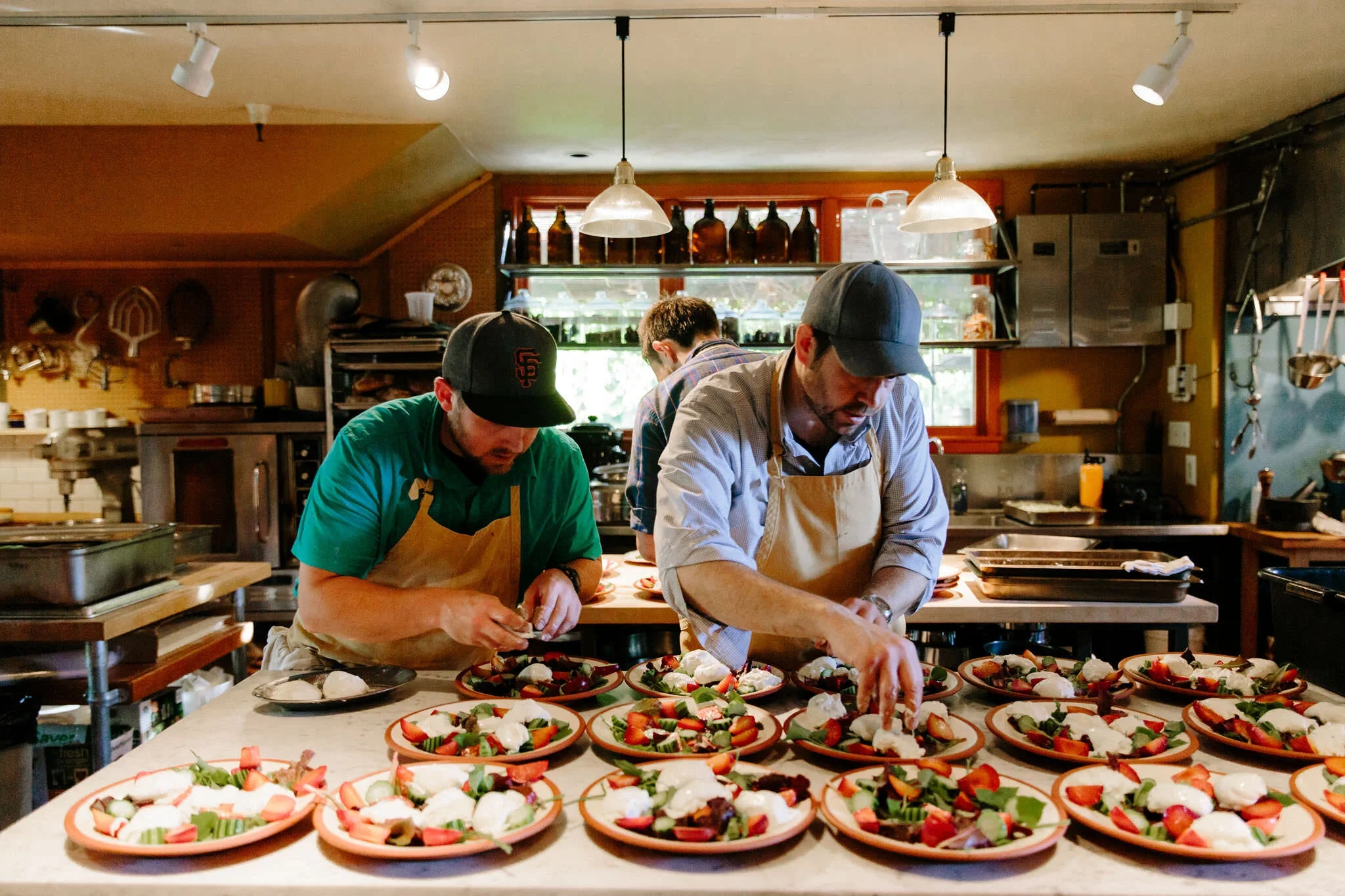 里番专业厨师团队在厨房中精心准备美食